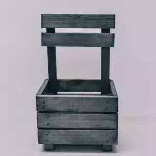 Деревянный ящик в форме стульчика