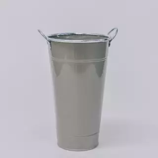 Металлическая ваза кофе с молоком